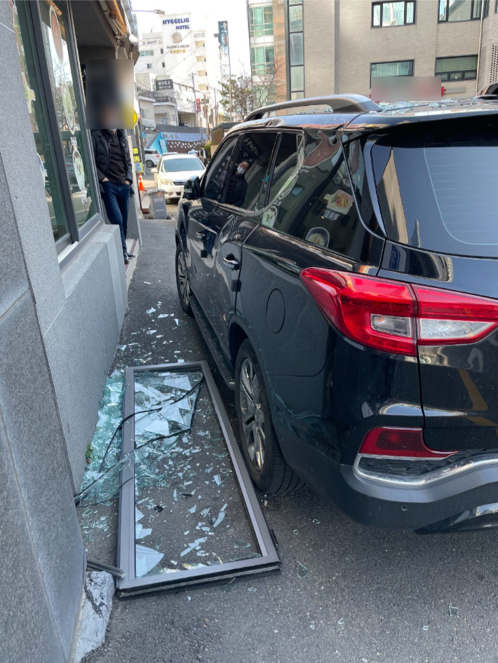 17일 낮 부산 해운대구에서 강풍에 떨어져 깨진 창문. 부산소방재난본부 제공