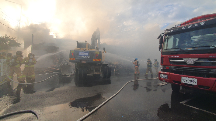 지난 11월 29일 중동의 한 목재공장에서 대형 화재가 발생해 소방 당국이 진화작업을 벌이고 있다. 광양소방서 제공