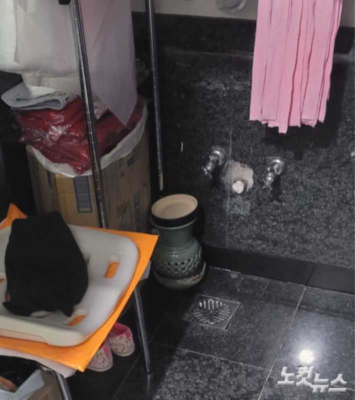 경기도내 한 상가건물의 청소노동자 휴게시설. 화장실 옆 작은 공간에 의자가 놓여 있다. 박창주 기자