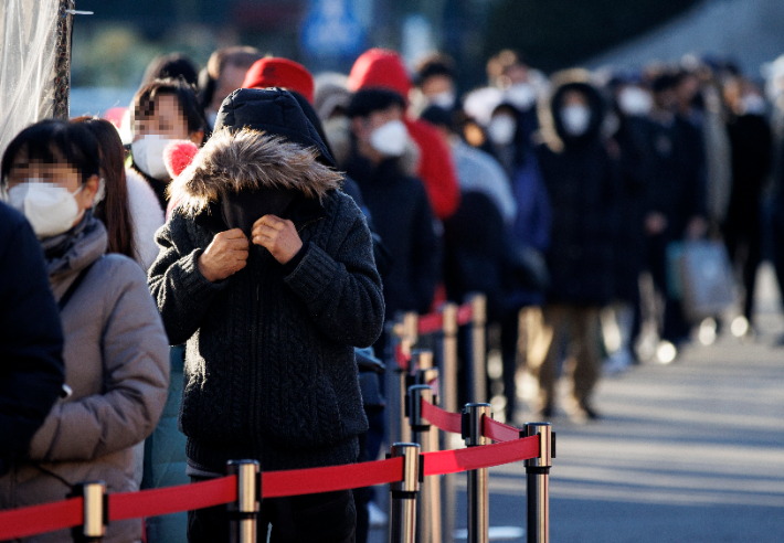 전국에 한파가 예보된 18일 오전 서울역 광장에 마련된 코로나19 선별진료소에서 검사를 받으려는 시민들이 줄을 서 있다. 연합뉴스