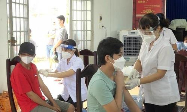 백신 접종 맞는 베트남의 청소년들. VN익스프레스 사이트 캡처