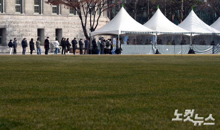 부산은 18일 오전 0시를 기준으로 코로나19 신규 확진자가 362명 나오는 등 연일 400명 가까운 확진자가 쏟아져 최악의 감염상황이 이어지고 있다. 황진환 기자