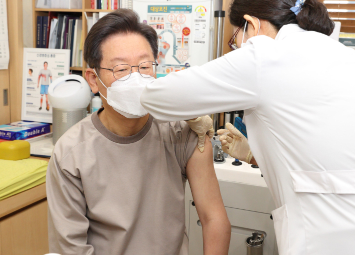 더불어민주당 이재명 대선 후보가 18일 오전 서울 한 병원에서 코로나19 3차 백신 접종을 받고 있다. 1·2차 아스트라제네카 백신을 맞았던 이 후보는 이날 화이자 백신으로 3차 접종을 받았다. 더불어민주당 선대위 제공