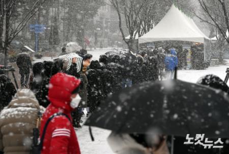 대설주의보에도 기나긴 검사행렬