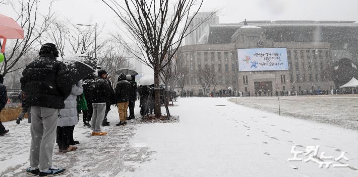 서울광장 둘러싼 코로나19 검사 대기 줄