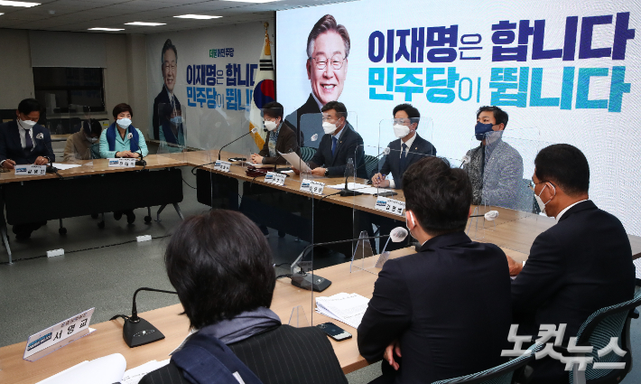 지난 15일 서울 여의도 중앙당사에서 열린 더불어민주당 중앙선거대책위원회의. 윤창원 기자