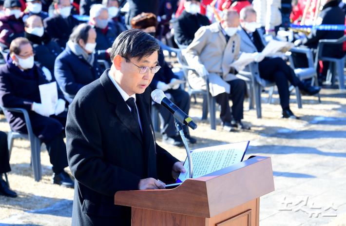 추모식사 하는 윤봉길의사기념사업회장