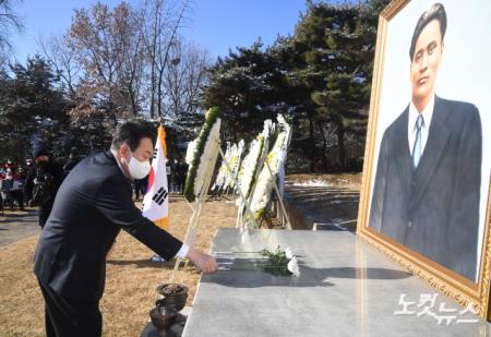 헌화하는 윤석열 후보