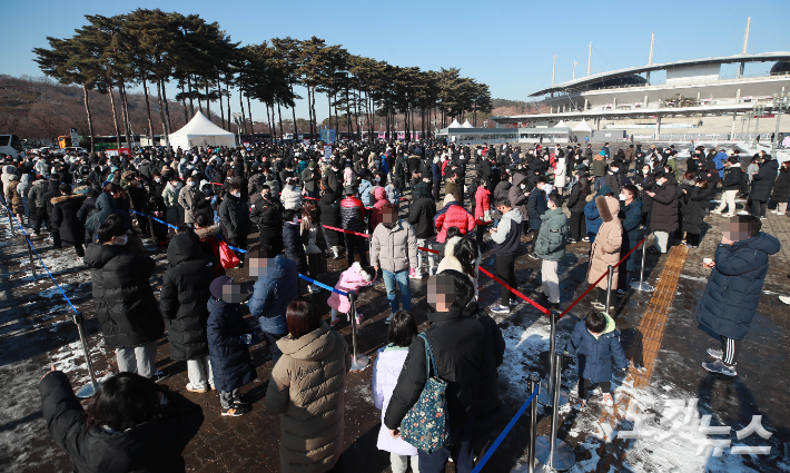 코로나19 신규 확진자가 6236명으로 집계된 19일 오후 서울 마포구 월드컵공원 평화광장에 마련된 임시 선별검사소에서 시민들이 검사를 받기 위해 대기하고 있다. 위중증 환자는 국내 코로나19 사태 이후 가장 많은 1025명으로 집계돼 이틀 연속 1000명대를 기록했다. 황진환 기자