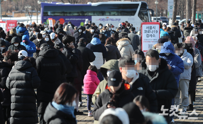 코로나19 신규 확진자가 6236명으로 집계된 19일 오후 서울 마포구 월드컵공원 평화광장에 마련된 임시 선별검사소에서 시민들이 검사를 받기 위해 대기하고 있다. 황진환 기자