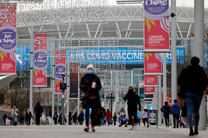 영국 런던 웸블리 스타디움에 설치된 백신접종센터 앞을 사람들이 오가고 있다. 연합뉴스