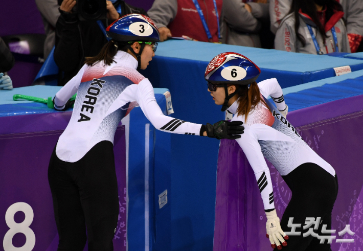 심석희(왼쪽)가 '2018 평창동계올림픽' 쇼트트랙 여자 1000m 결승전에서 함께 부딪혀 넘어진 최민정을 위로하는 모습. 노컷뉴스 이한형 기자