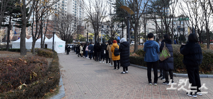 서울시 찾아가는 선별진료소를 찾은 시민들이 코로나19 검사를 받기 위해 기다리고 있다. 황진환 기자