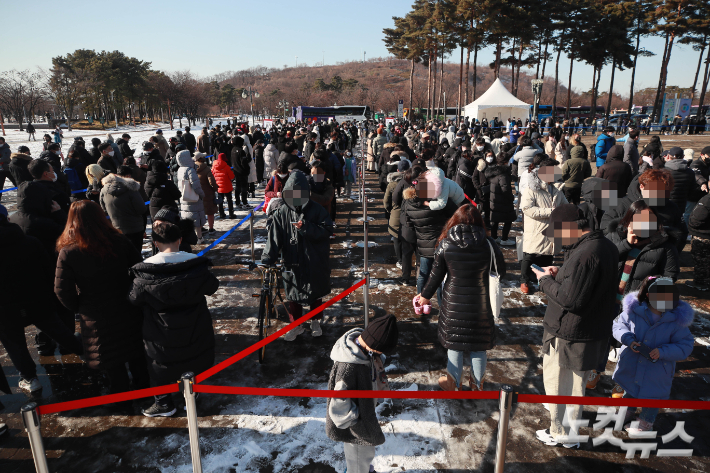 지난 19일 서울 마포구 월드컵공원 평화광장에 마련된 임시 선별검사소에서 시민들이 검사를 받기 위해 대기하고 있다. 황진환 기자