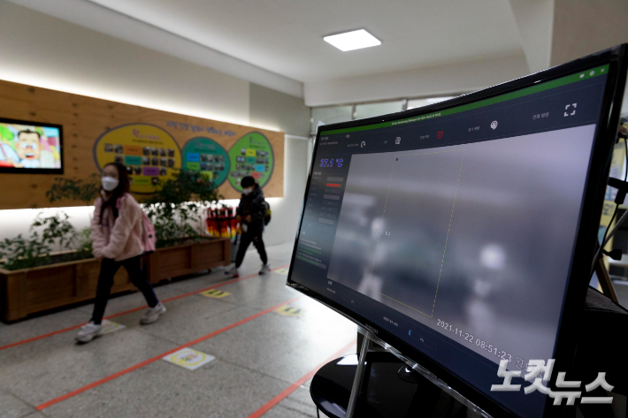 전국 초·중·고교 전면등교가 실시된 지난달 22일 서울 도봉구 창동 창원초등학교에서 학생들이 등교하는 모습. 사진공동취재단