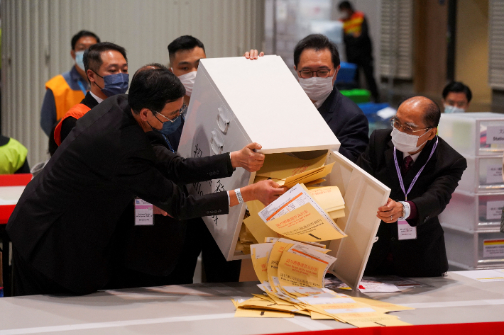 홍콩 입법회(의회) 선거 투·개표일인 19일 바르나바스 펑와 선관위원장과 위원들이 홍콩의 한 개표소에서 투표함을 열고 있다. 연합뉴스