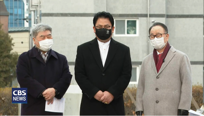 한국교회총연합 류영모 신임 대표회장(오른쪽) 등 임원들이 양화진 선교사 묘역에서 출범식을 했다. 
