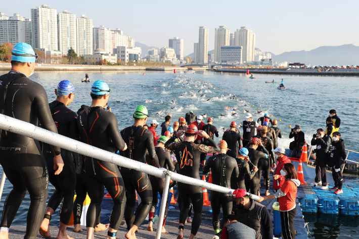 마산만에서 열린 전국 트라이애슬론 대회. 창원시 제공
