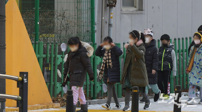 정부의 방역강화 조치에 따라 초·중·고등학교가 등교인원을 축소한 지난 20일 서울 시내의 한 초등학교에서 학생들이 등교를 하고 있다. 서울과 인천은 초등학교 등교 밀집도를 3분의 2로 제한해 3~6학년 중 2개 학년만 등교하고 나머지는 원격수업을 하도록 했다. 이한형 기자