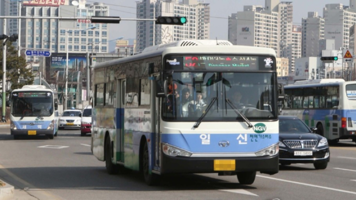 부산에서도 확진자가 폭증해 강화한 사회적 거리두기가 시행되고 있는 가운데 부산지역 시내버스‧도시철도 운행도 대폭 축소한다. 연합뉴스