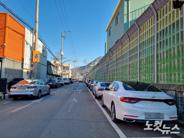 부산 사상구 한 초등학교 인근 노상주차장에 차량이 주차 중인 모습. 박진홍 기자