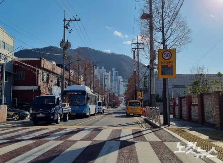 부산 사상구 한 초등학교 인근 스쿨존에 차량이 통행 중인 모습. 학교 정문 앞에 학생을 실어 나를 통학차량이 대기하고 있다. 박진홍 기자