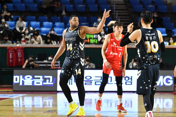 SK전에서 5반칙 퇴장을 당하는 오마리 스펠맨의 모습. KBL 제공