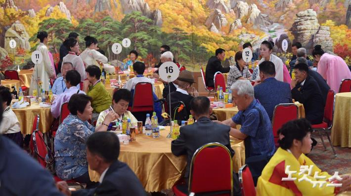 지난 2018년 금강산호텔에서 열린 제21차 남북 이산가족 상봉 행사에서 남북 이산가족들이 담소를 나누는 모습. 박종민 기자