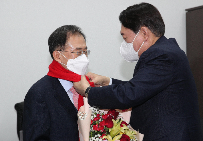 윤영일 전 의원에게 붉은색 목도리 매주는 국민의힘 윤석열 대선후보. 연합뉴스