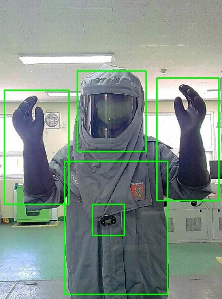 포항제철소 직원이 Smart Safety Square 시스템을 이용해 작업 전 지적 확인을 하고 있다. 포스코 제공