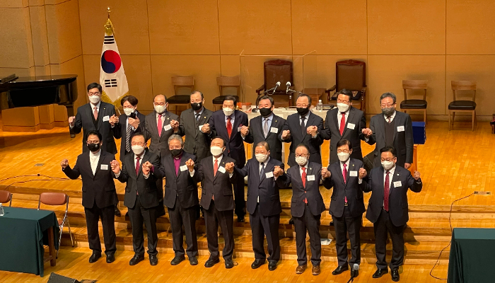 한국교회총연합 신구 임원들이 기념촬영을 하고 있다. 한교총은 이번 정관개정으로 새로운 많은 변화를 겪을 것으로 보인다. 