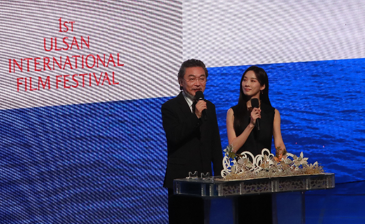 제1회 울산국제영화제 개막식에서 배우 김의성과 이청아가 사회를 보고 있다. 울산광역시 제공