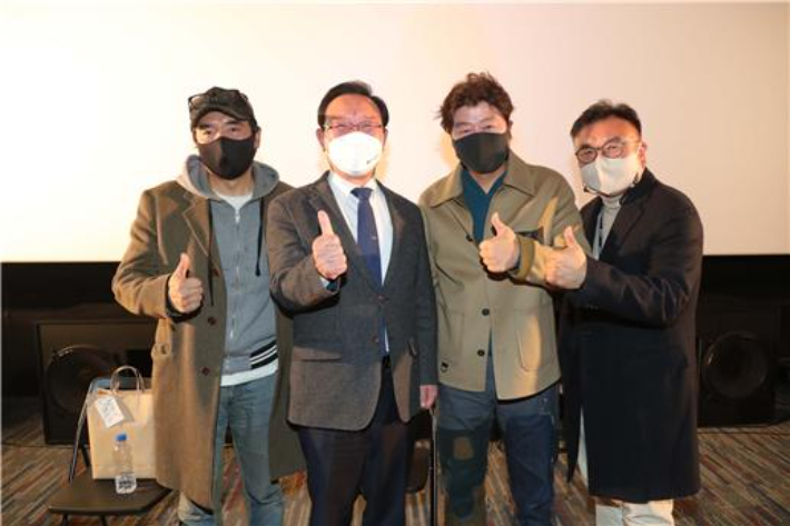 김지운 감독의 마스터 클래스에서 김 감독과 송철호 울산시장, 송강호 배우가, 최재원 명예집행위원장이 기념촬영을 하고 있다. 울산광역시 제공