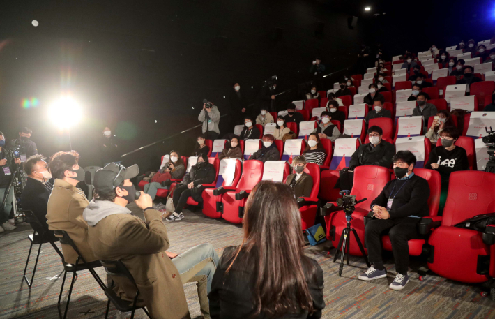 지난 20일 오후 메가박스 울산에서 열린 제1회 울산국제영화제 '김지운 감독과 함께 하는 마스터 클래스'에서 김지운 감독과 배우 송강호가 젊은 감독들과 대화하고 있다. 울산광역시 제공 