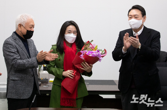 국민의힘 윤석열 대선후보(오른쪽)와 김한길 새시대 준비위원원장 20일 서울 여의도 위원회에서 영입인사 환영식을 갖고 신지예 한국여성정치 네트워크 대표와 기념촬영을 하고 있다. 황진환 기자