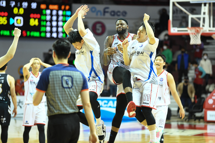 한국가스공사의 극적인 역전승을 이끈 알렉산더. KBL 제공