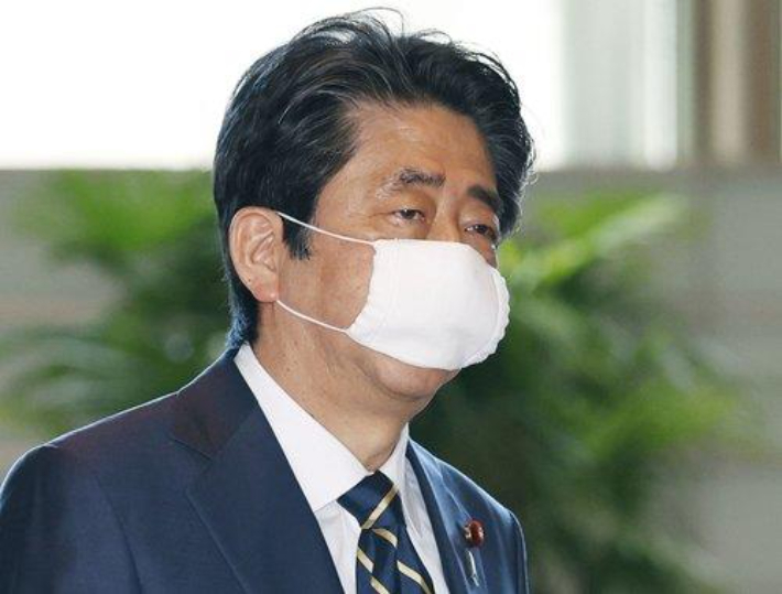 아베 신조 전 총리가 일명 '아베마스크'를 착용한 모습. 연합뉴스