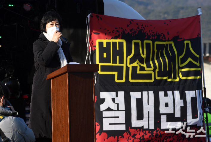 오세희 소상공인연합회장이 22일 오후 서울 광화문 시민열린마당에서 열린 코로나19 대응 전국자영업자비상대책위원회 총궐기에 참석해 발언을 하고 있다. 황진환 기자