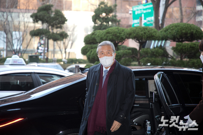 김종인 국민의힘 총괄선대위원장이 22일 이준석 당대표와 오찬 회동을 하기 위해 서울 중구 롯데호텔에 들어서고 있다. 국회사진취재단