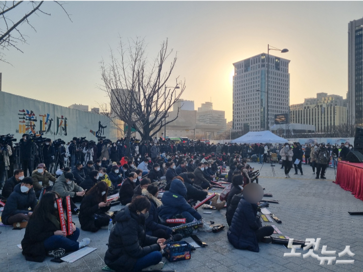 22일 오후 3시 서울 종로구 광화문 시민열린마당에서는 코로나19 대응 전국자영업자비상대책위원회(이하 비대위)' 주최로 자영업자 총궐기가 열렸다. 임민정 기자
