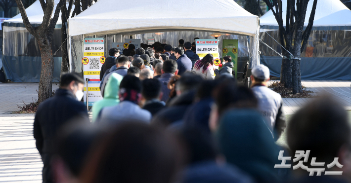 부산에서는 처음으로 코로나19 오미크론 변이 바이러스 감염자가 확인돼 보건당국에 비상이 걸렸다. 황진환 기자