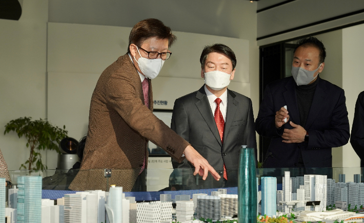 안철수 국민의당 대표가 박형준 부산시장으로부터 북항재개발 사업에 대한 설명을 드고 있다.  국민의당 선거캠프 제공