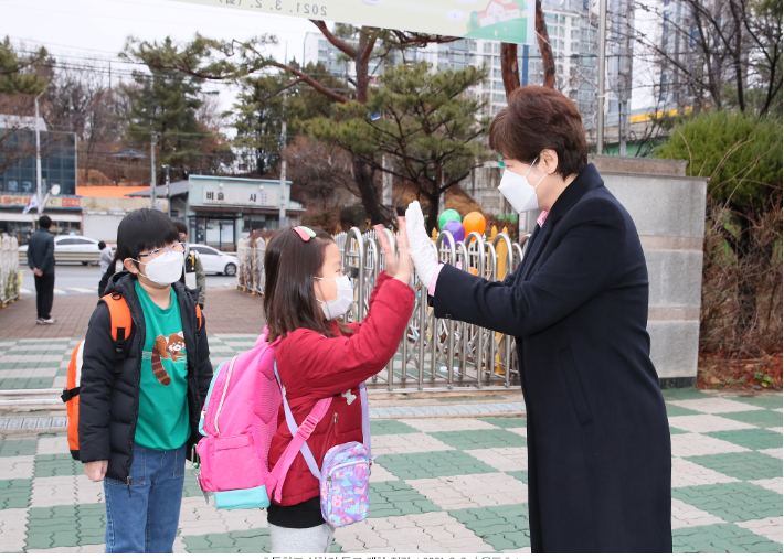 강은희 대구시교육감이 3월 2일 옥포초등학교에서 등교 개학을 점검하고 있다. 대구시교육청