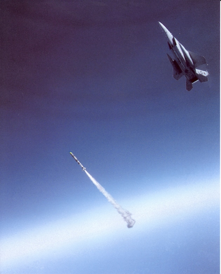 1985년 미국이 F-15 전투기에서 시험발사한 ASM-135 위성요격미사일. 미 공군 제공