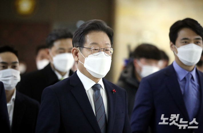 더불어민주당 이재명 대선 후보가 22일 오후 국회에서 열린 의원총회 참석하고 있다. 박종민 기자