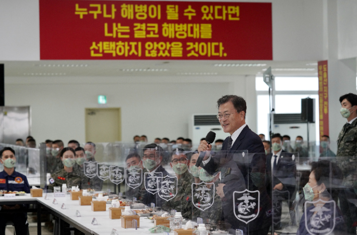 문재인 대통령이 지난 10월 1일 해병대 장병들과 식사하며 발언하고 있다. 연합뉴스