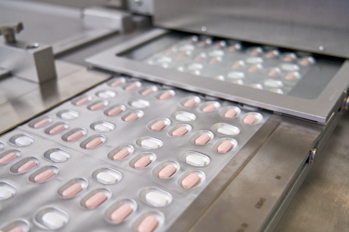 미 FDA 승인받은 화이자 코로나 치료 알약 '팍스로비드'. 이탈리아 아스콜리에서 생산되는 팍스로비드의 모습. 화이자 제공
