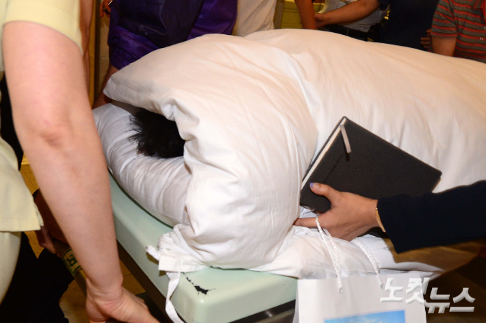박근혜 전 대통령이 지난 2017년 7월 서울 서초구 반포대로 서울성모병원에서 검사를 받고 병실로 이동하고 있다. 이한형 기자