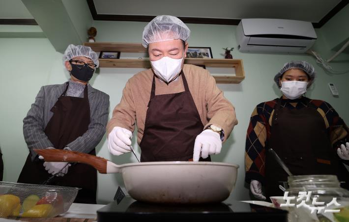 요리사로 변신한 윤석열 국민의힘 대선후보