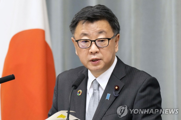 일본 정부 대변인인 마쓰노 히로카즈 관방장관이 24일 일본 총리관저에서 열린 기자회견에서 베이징 올림픽·패럴림픽에 정부 대표단을 보낼 계획이 없다고 밝히고 있다. 연합뉴스